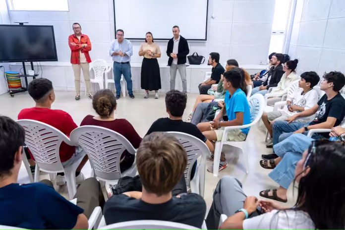 Reunión con jóvenes del municipio de Puerto del Rosario para hablar de política