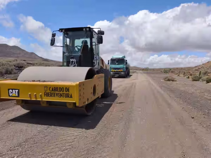 Maquinaria del Cabildo de Fuerteventura arreglando caminos en Tuineje